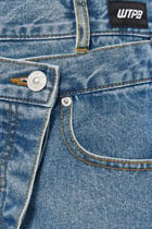 بنطال جينز بنمط تنورة وساق واحدة